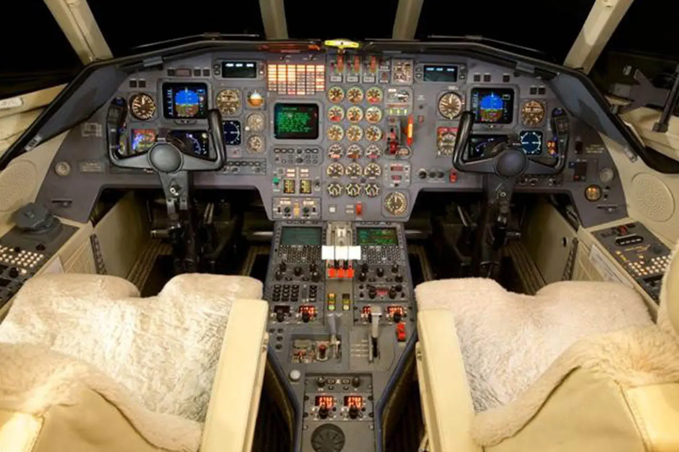 Dassault Falcon 900B N670JD operated by Chicago Jet Group, KARR photo 6
