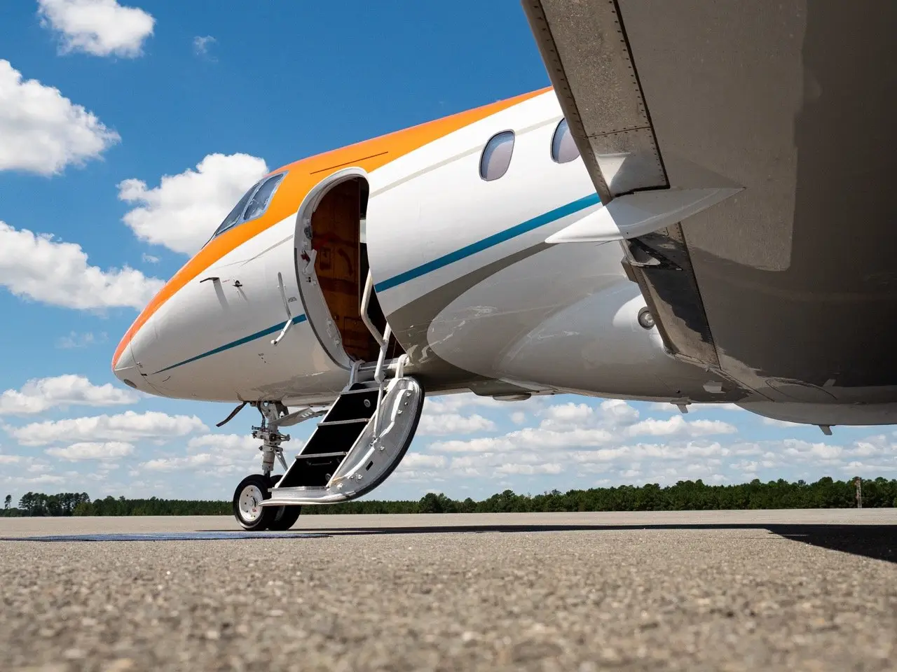 Beechcraft Hawker 800XP N676GH operated by FlyUSA photo 5