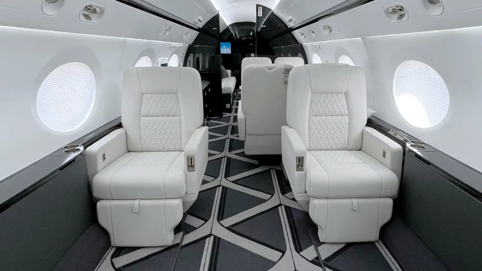 Gulfstream G450 N67JE operated by Jet Edge International, KPOC photo 2
