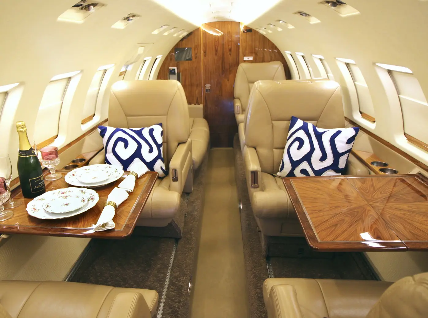 Beechcraft Hawker 1000 N67WE operated by Club Jet Charter, LLC photo 3