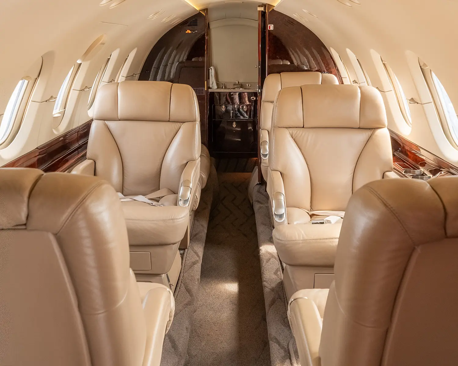 Beechcraft Hawker 800XP N686TX operated by Executive Aviation Services photo 2