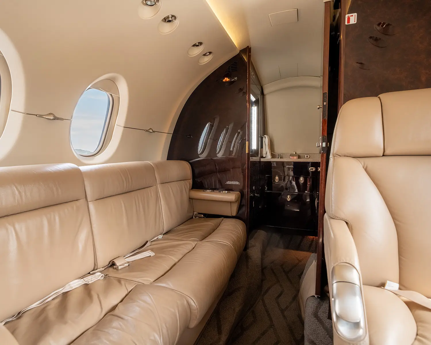 Beechcraft Hawker 800XP N686TX operated by Executive Aviation Services photo 3