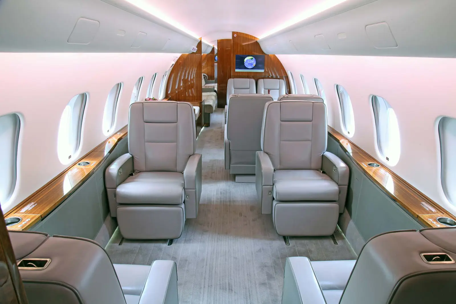 Bombardier Global 5000 N692L operated by Fair Wind Air Charter photo 4