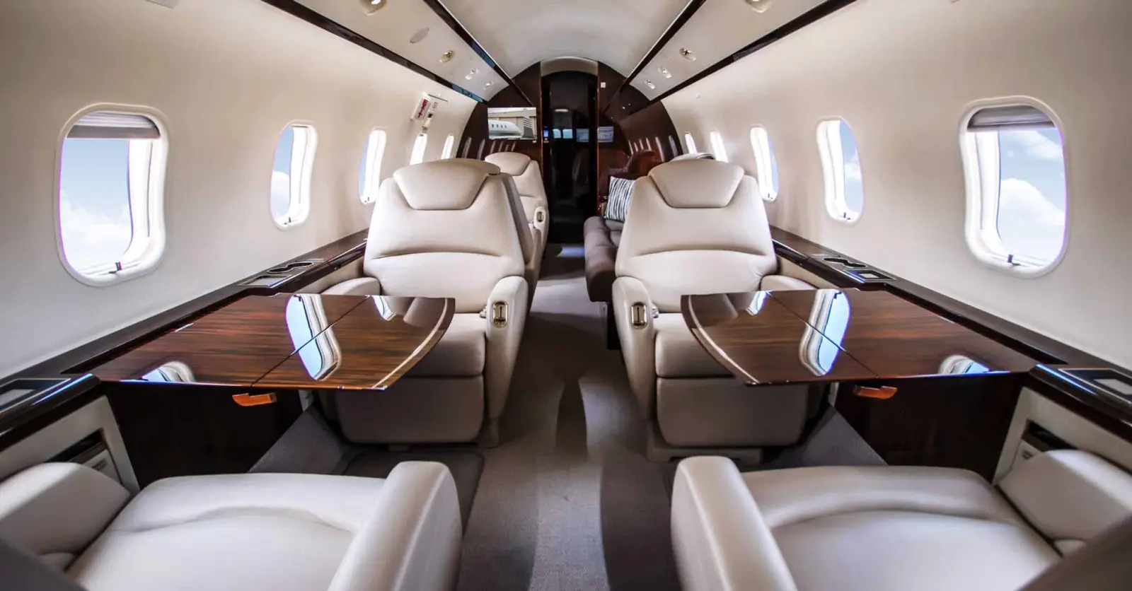 Bombardier Challenger 300 N695BA operated by Business Jet Services photo 2