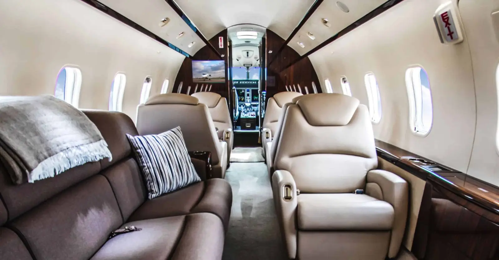 Bombardier Challenger 300 N695BA operated by Business Jet Services photo 3
