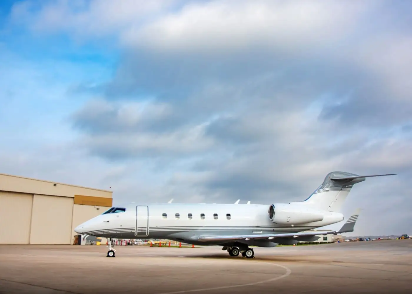 Bombardier Challenger 300 N695BA operated by Business Jet Services photo 4
