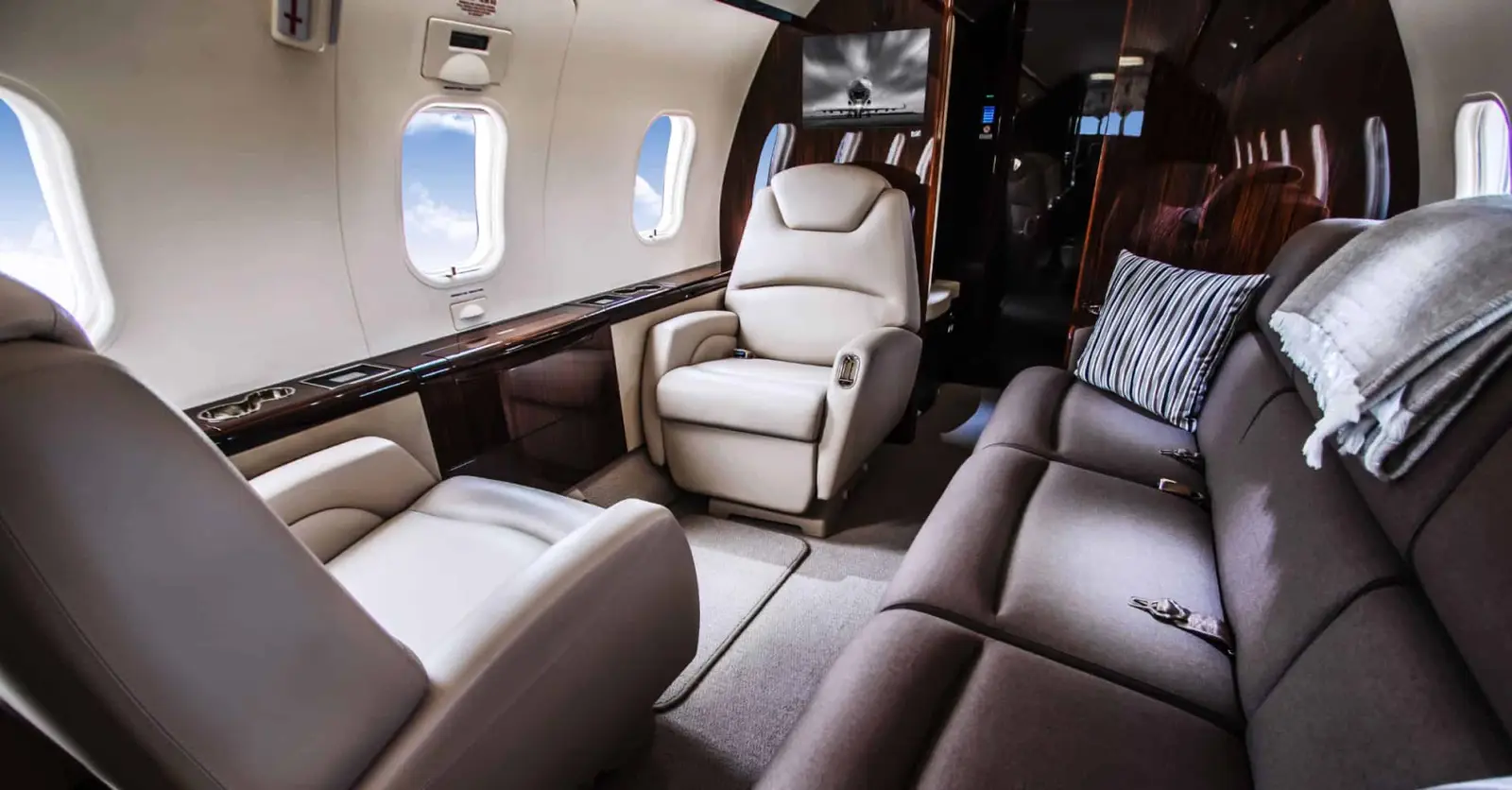 Bombardier Challenger 300 N695BA operated by Business Jet Services photo 5
