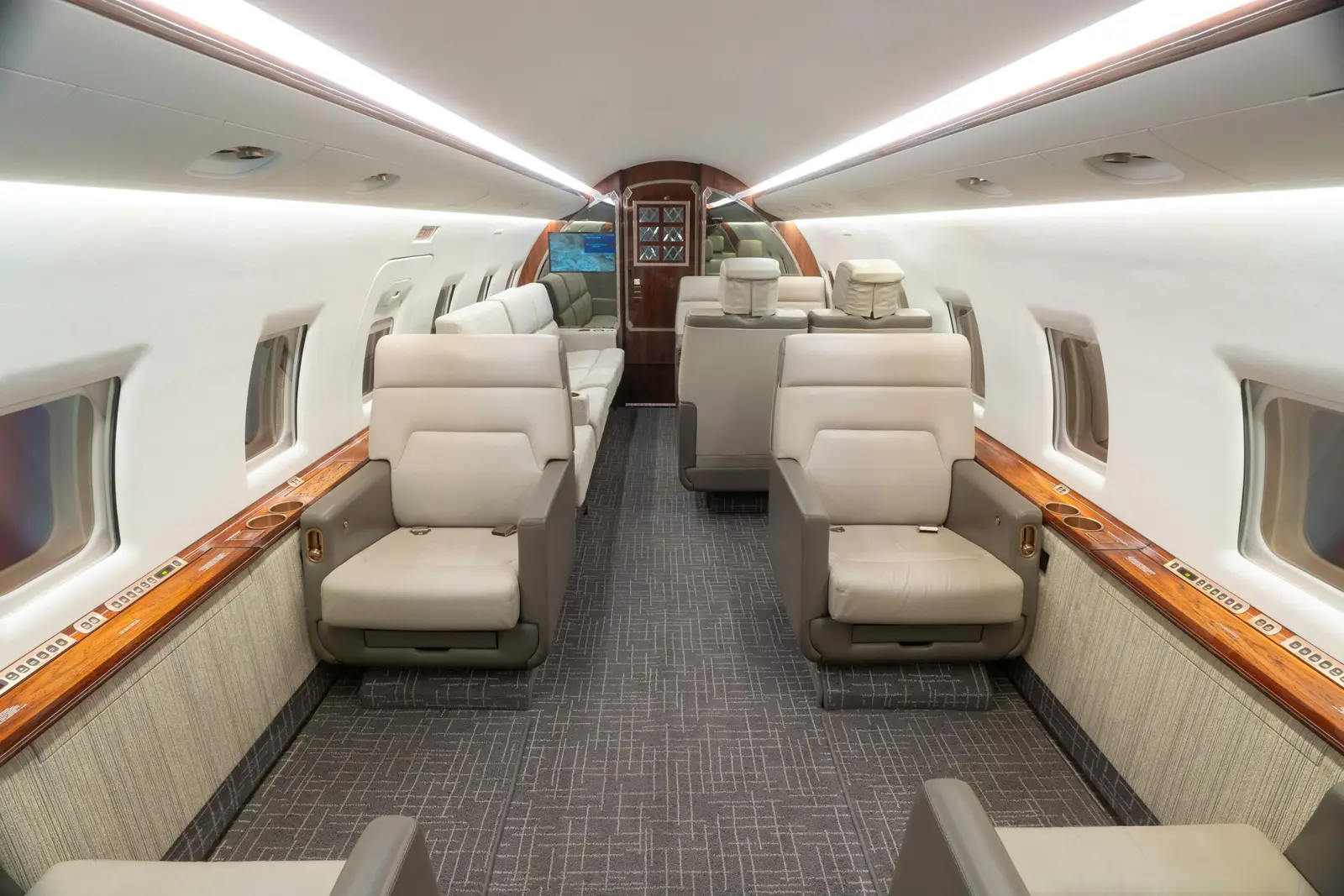 Bombardier Challenger 604 N698RS operated by Pinnacle Air Charter LLC photo 4