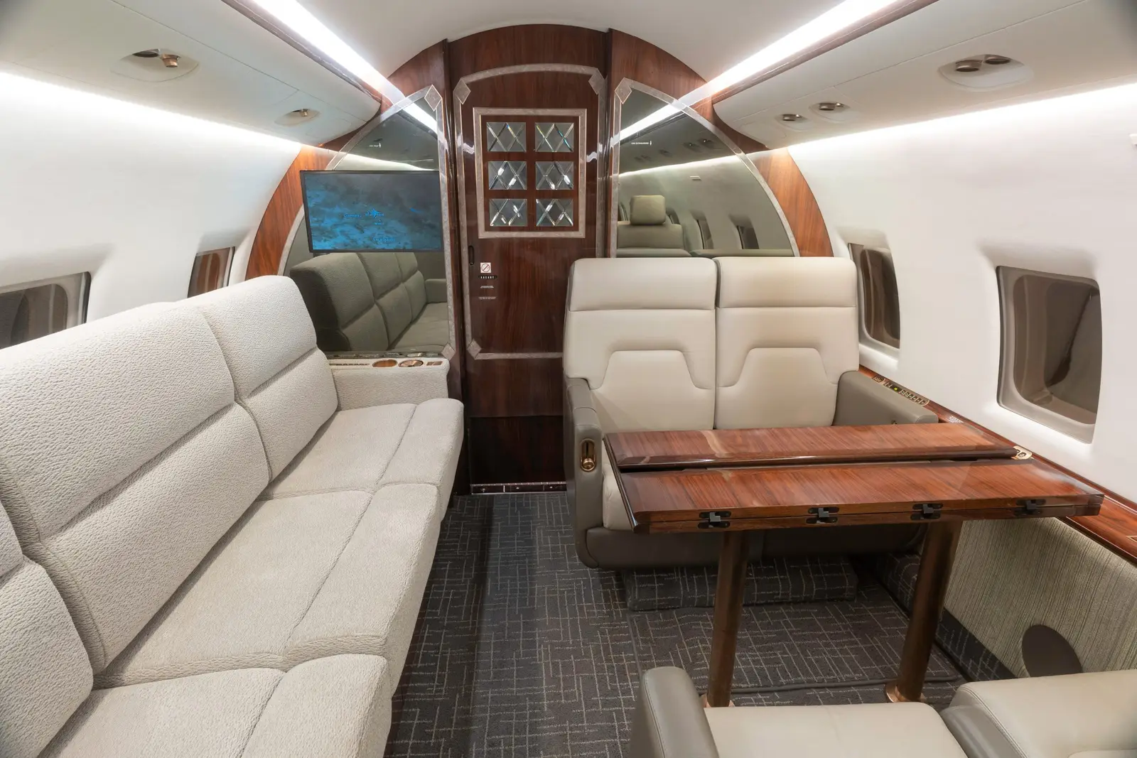 Bombardier Challenger 604 N698RS operated by Pinnacle Air Charter LLC photo 6