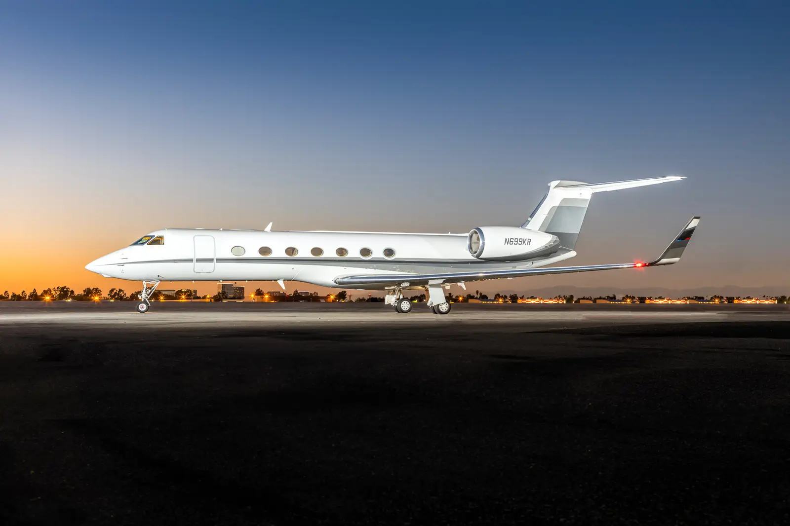 Gulfstream G550 N699KR operated by STAJets, KSNA, exterior