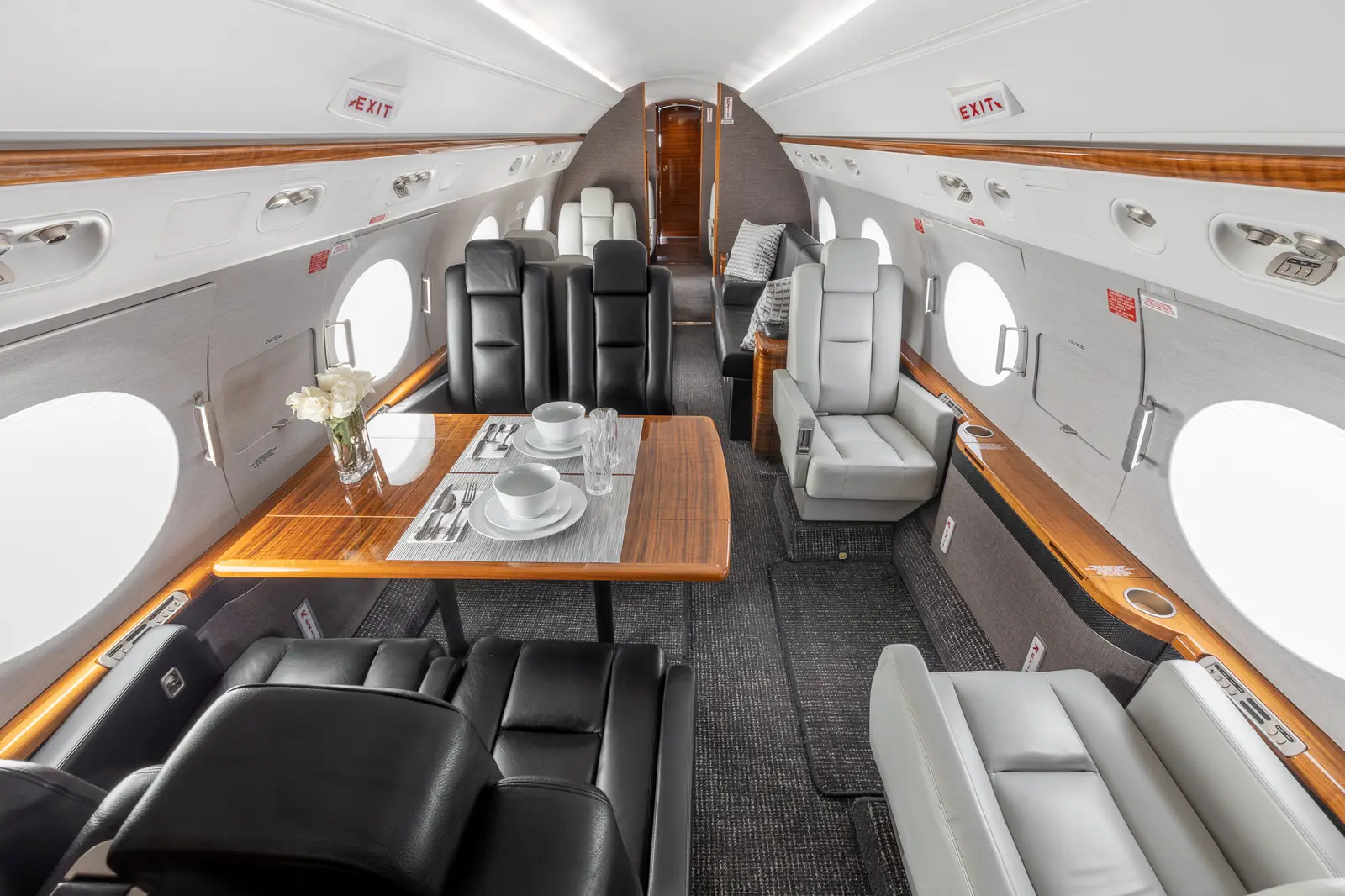 Gulfstream G550 N699KR operated by STAJets, KSNA photo 2