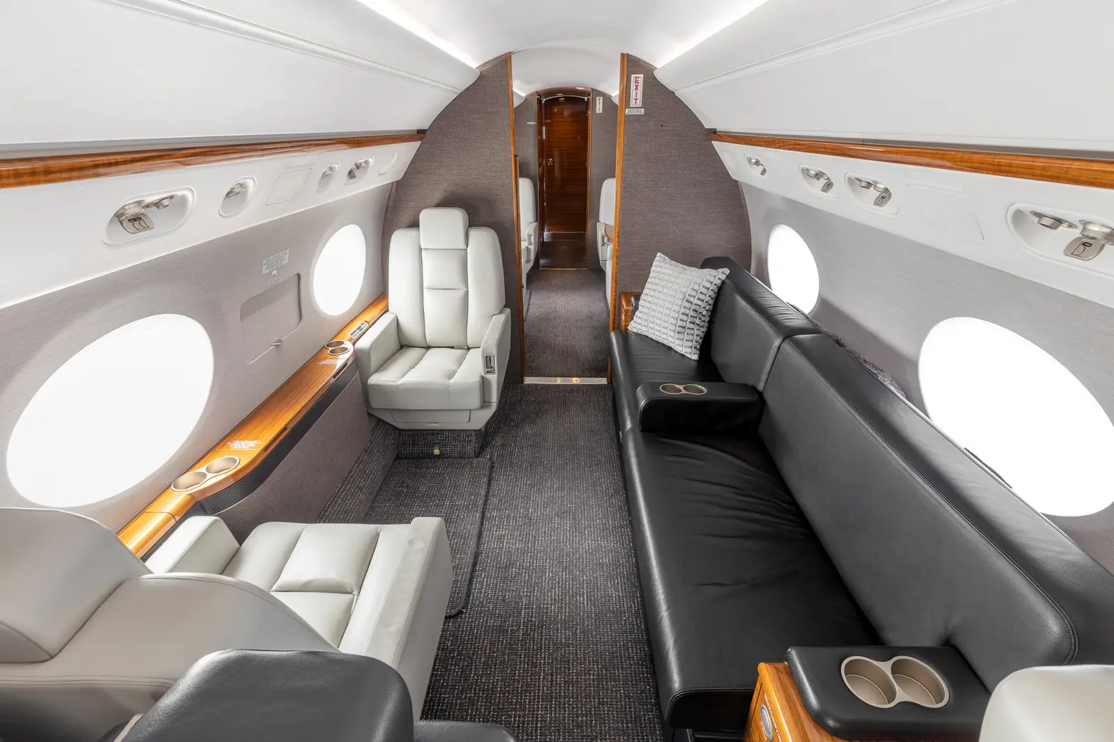 Gulfstream G550 N699KR operated by STAJets, KSNA photo 3