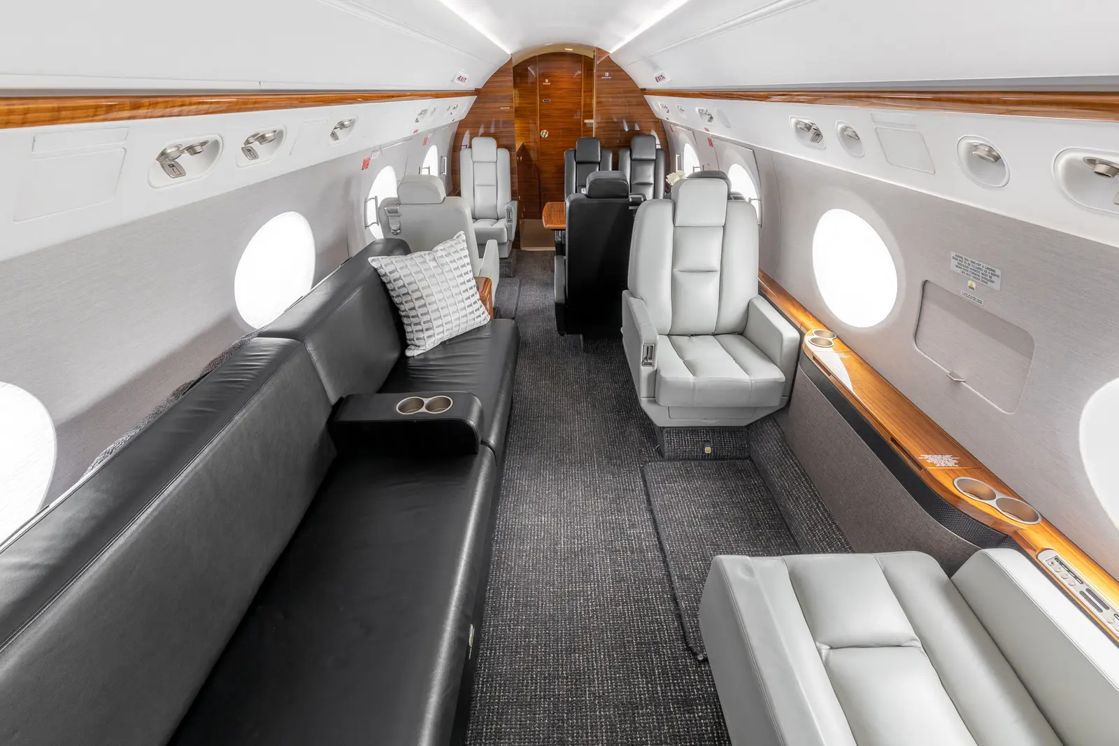 Gulfstream G550 N699KR operated by STAJets, KSNA photo 5