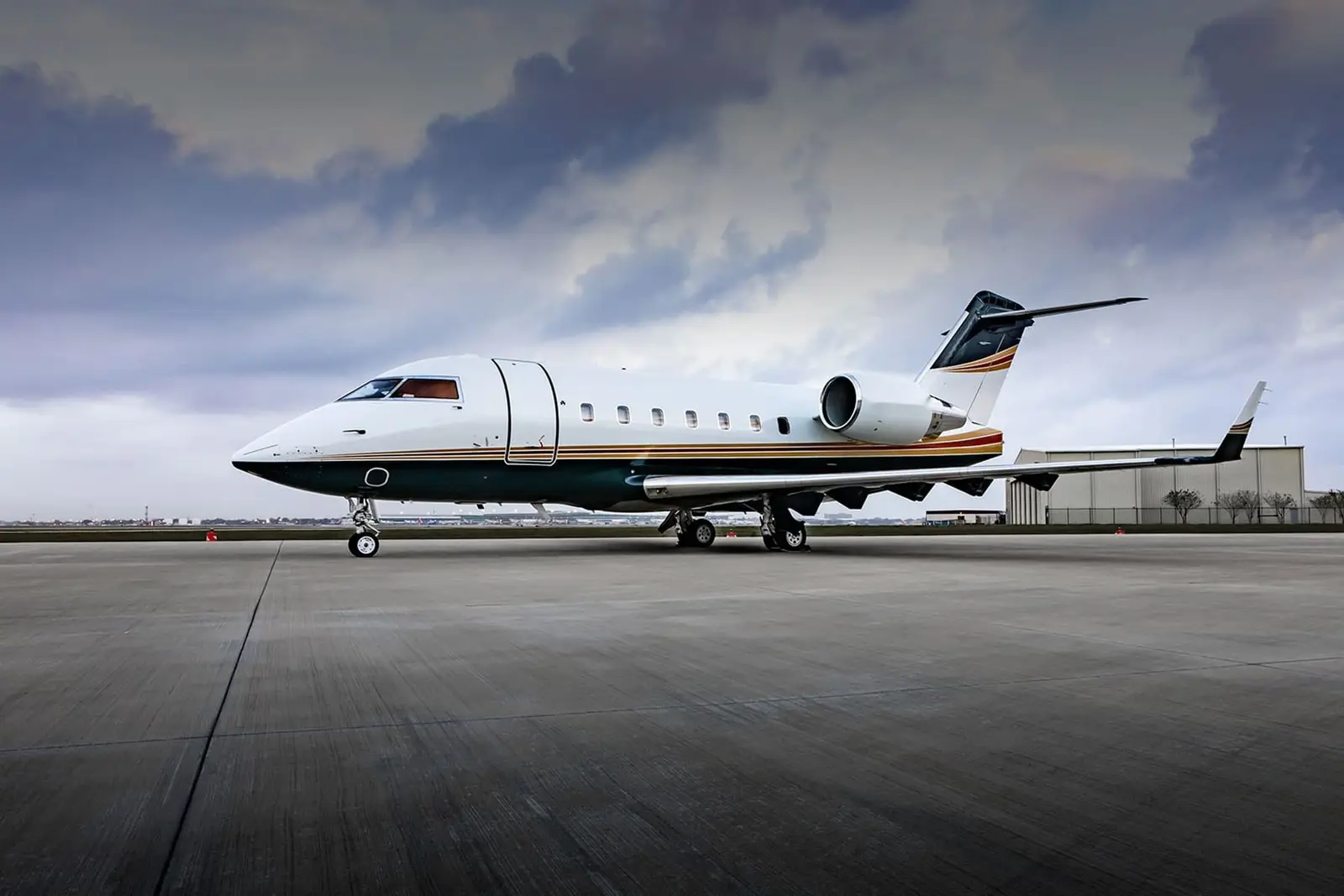 Bombardier Challenger 604 N69DT operated by Wing Aviation Charter Services, LLC photo 4