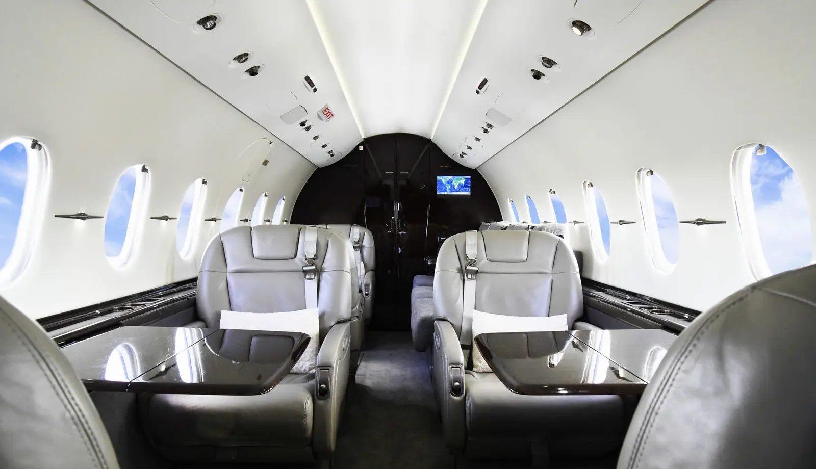 Beechcraft Hawker 4000 N700JE operated by Talon Air, LLC photo 2