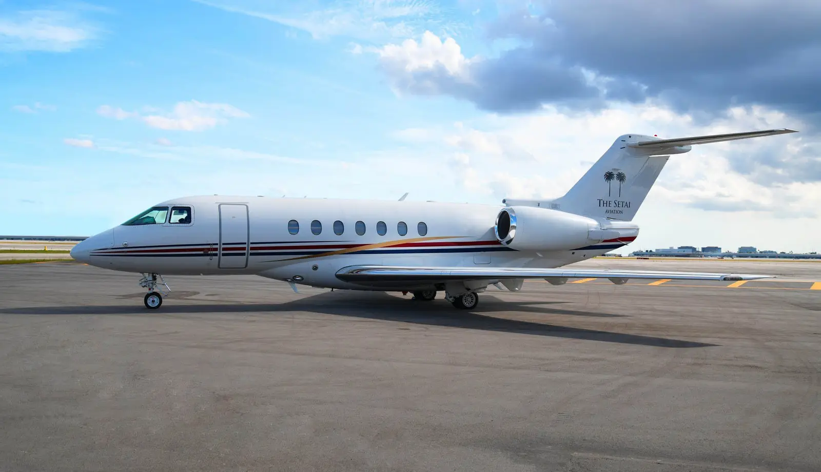 Beechcraft Hawker 4000 N700JE operated by Talon Air, LLC photo 4