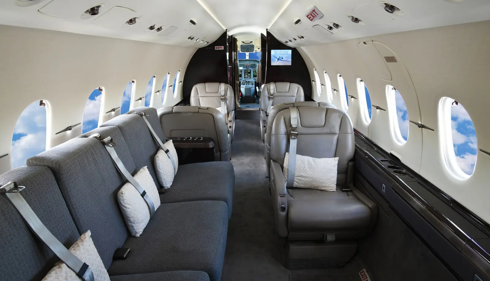 Beechcraft Hawker 4000 N700JE operated by Talon Air, LLC photo 5