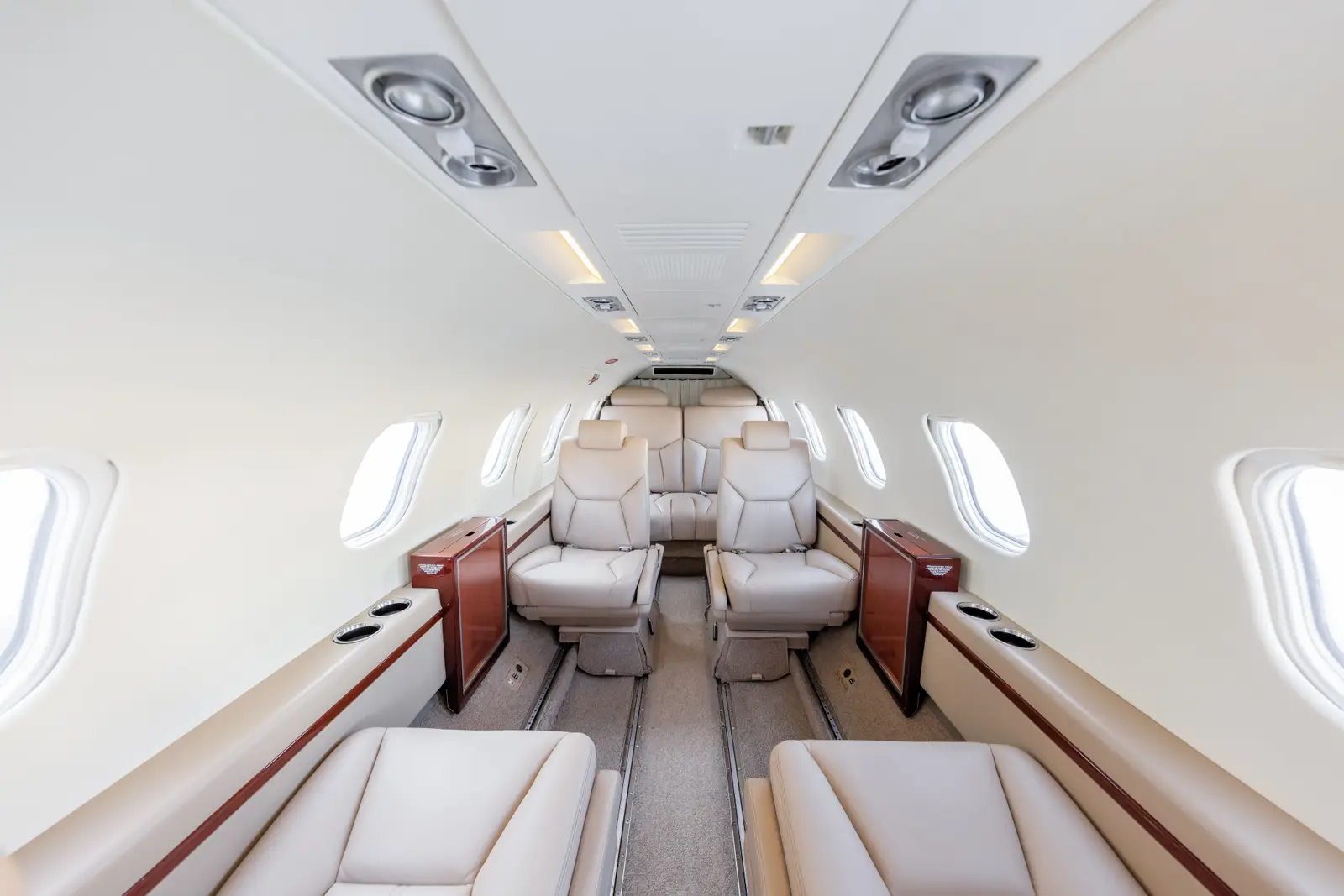 Bombardier Learjet 31A N702GW operated by Diamond Aviation photo 2