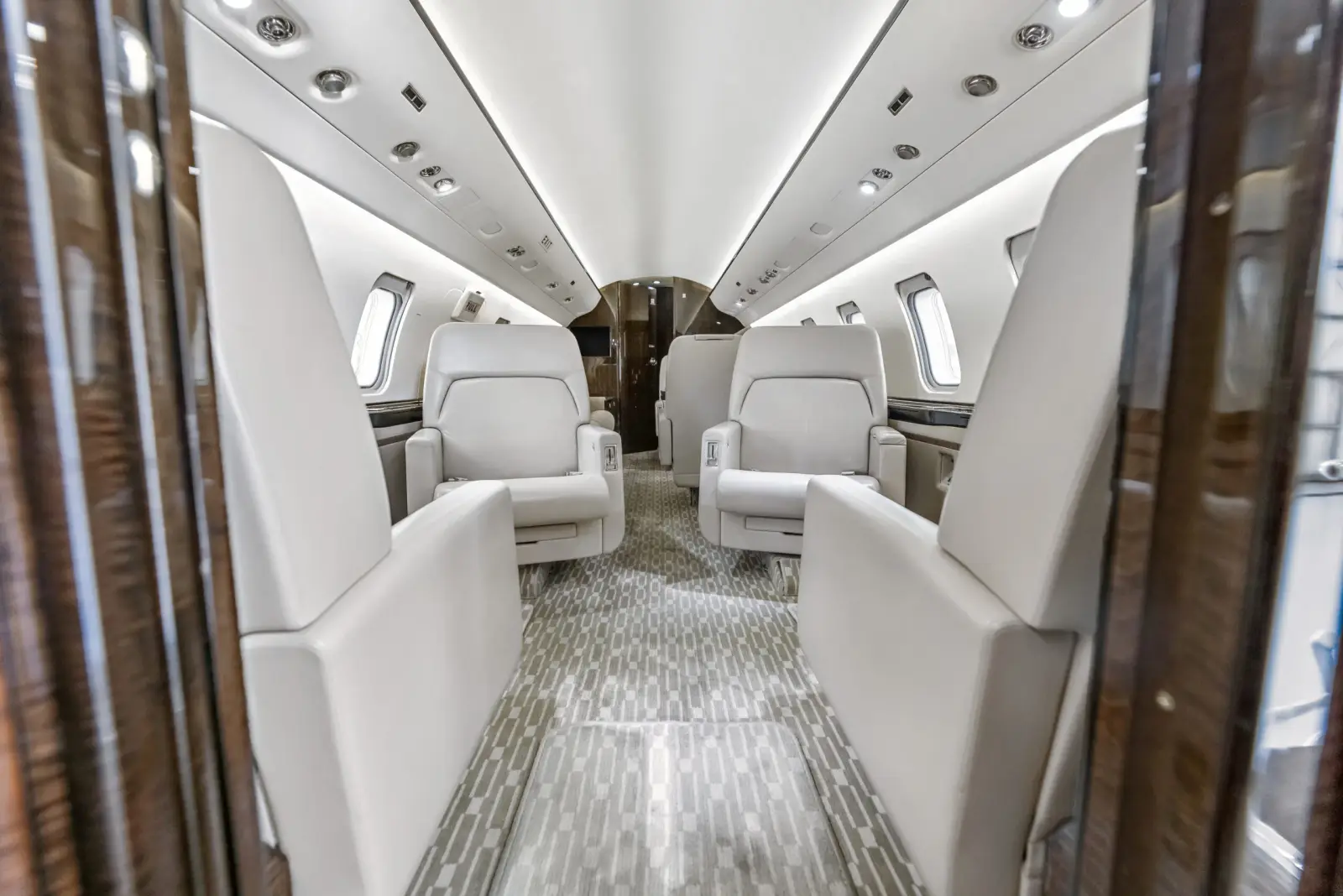Bombardier Challenger 605 N702LV
