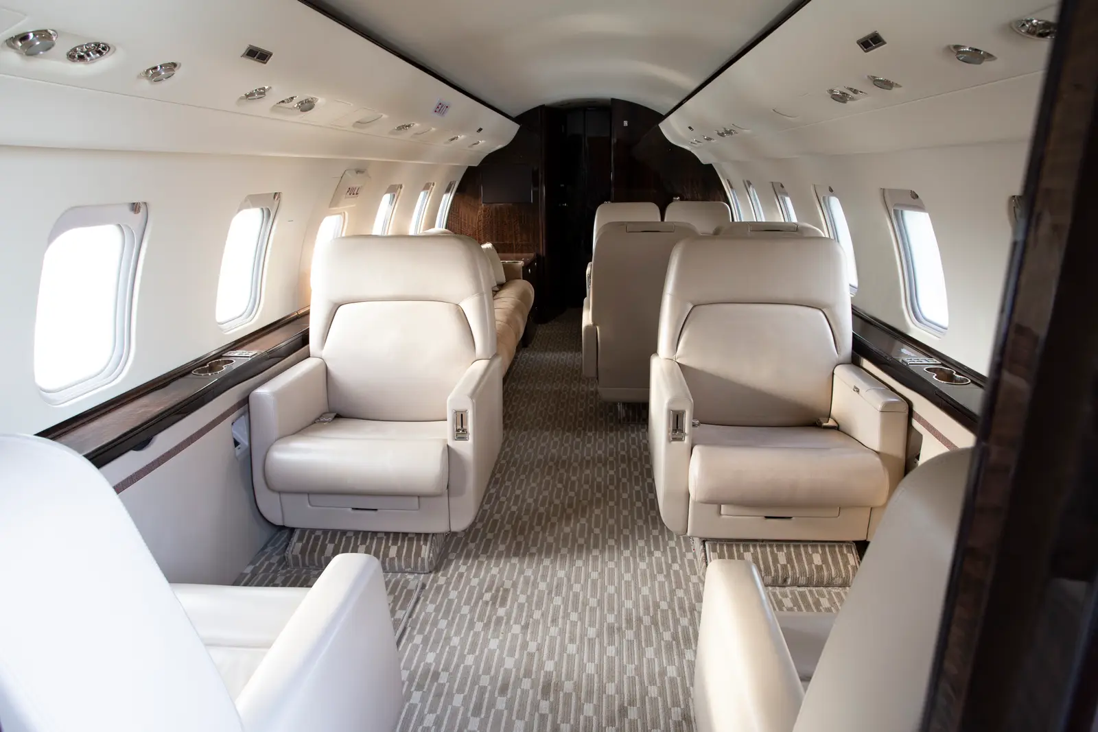 Bombardier Challenger 605 N702LV operated by Cirrus Aviation Services photo 3