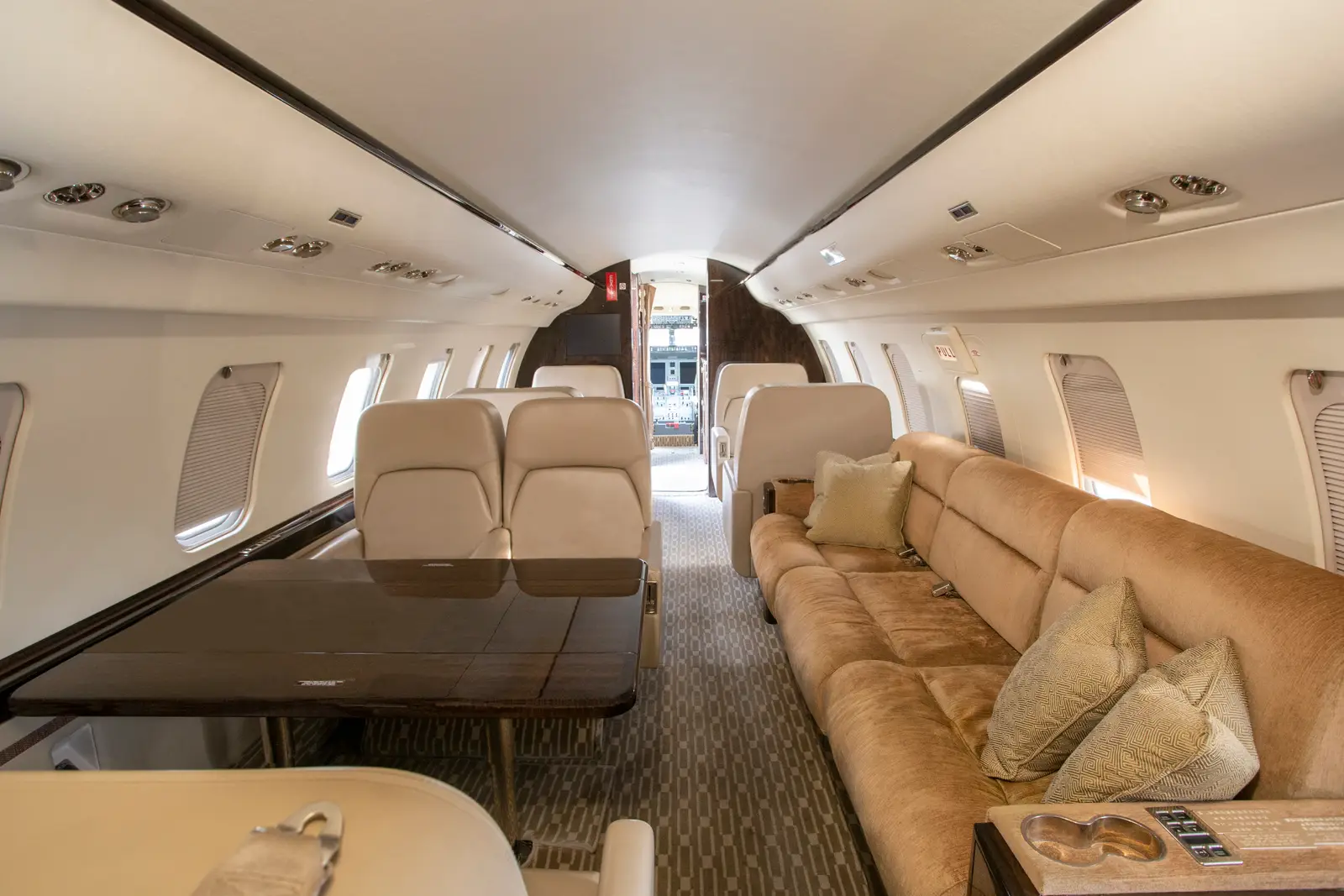 Bombardier Challenger 605 N702LV operated by Cirrus Aviation Services photo 4