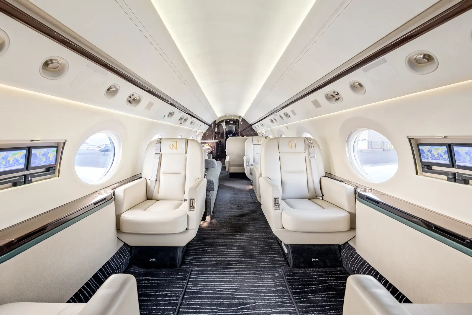 Gulfstream V N702QV operated by Jet Aviation, KBUR photo 2
