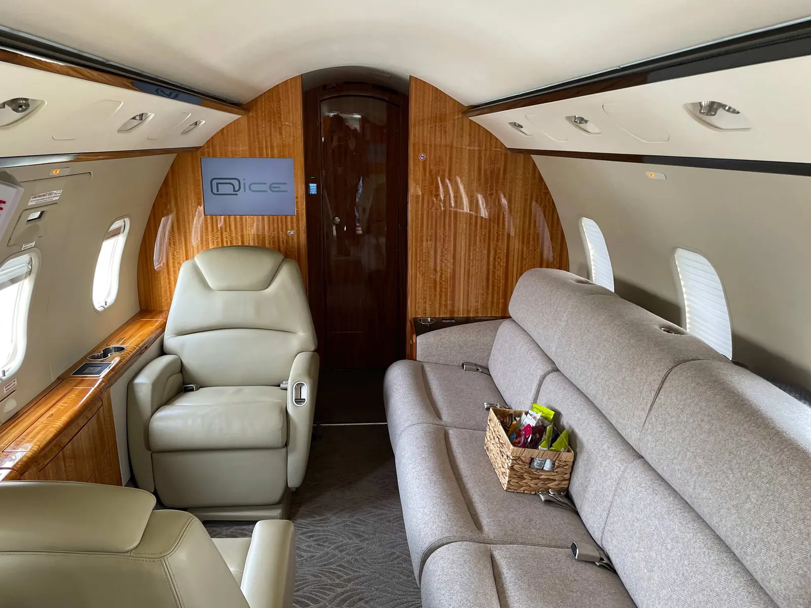 Bombardier Challenger 300 N702RW operated by Cirrus Aviation Services photo 4