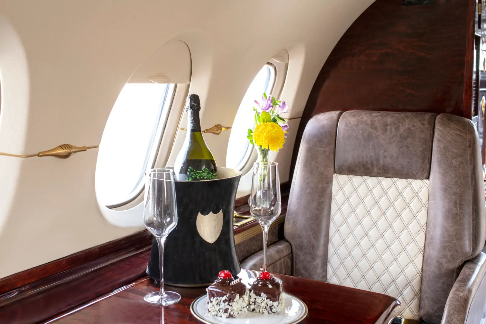 Beechcraft Hawker 900XP N702SS operated by Cirrus Aviation Services photo 2