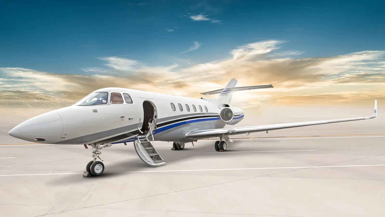 Beechcraft Hawker 900XP N702SS operated by Cirrus Aviation Services photo 4