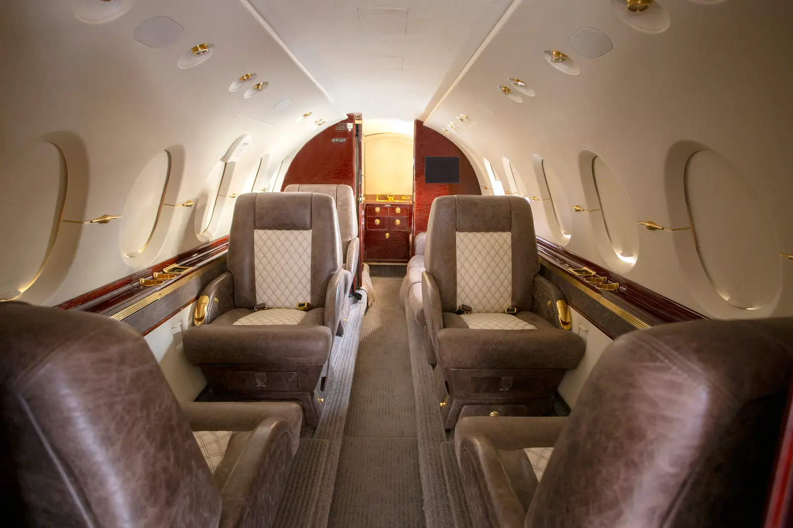 Beechcraft Hawker 900XP N702SS operated by Cirrus Aviation Services photo 5