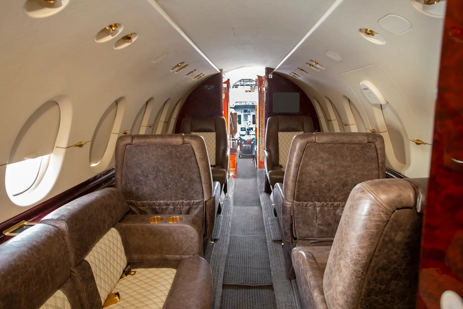 Beechcraft Hawker 900XP N702SS operated by Cirrus Aviation Services photo 6