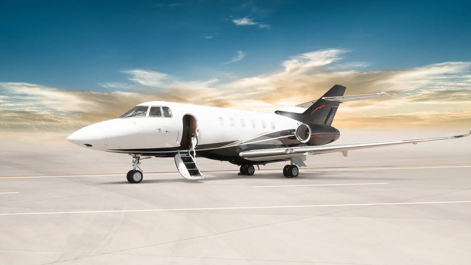 Beechcraft Hawker 900XP N703CD operated by Cirrus Aviation Services photo 4