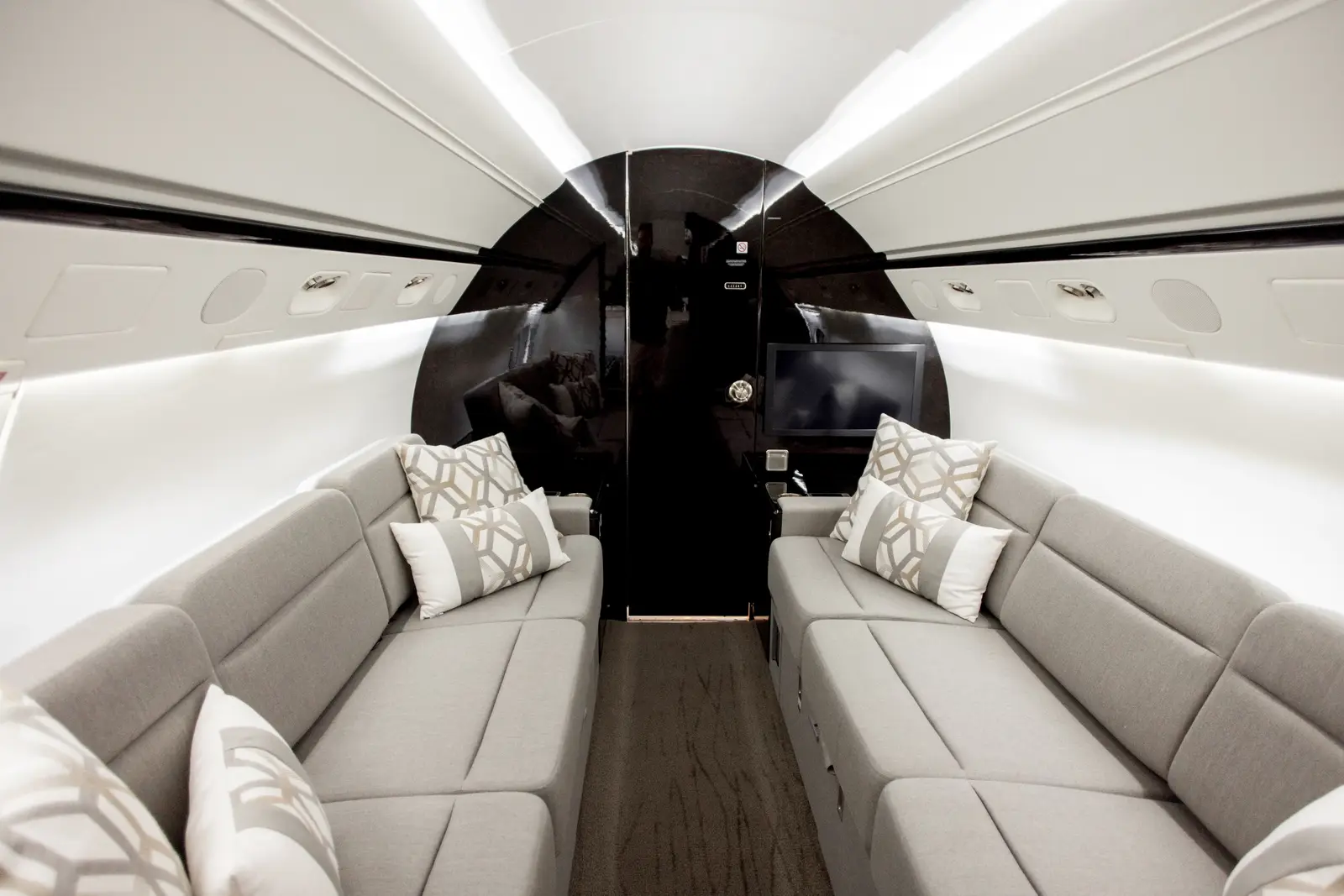 Gulfstream IV-SP N707VV operated by Hera Flight, LLC photo 3