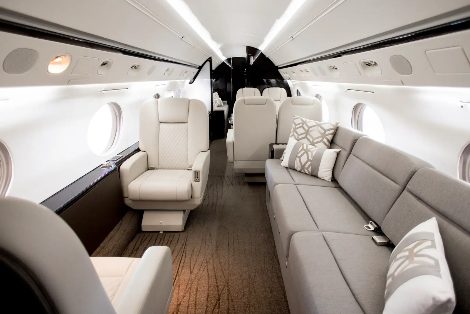 Gulfstream IV-SP N707VV operated by Hera Flight, LLC photo 4