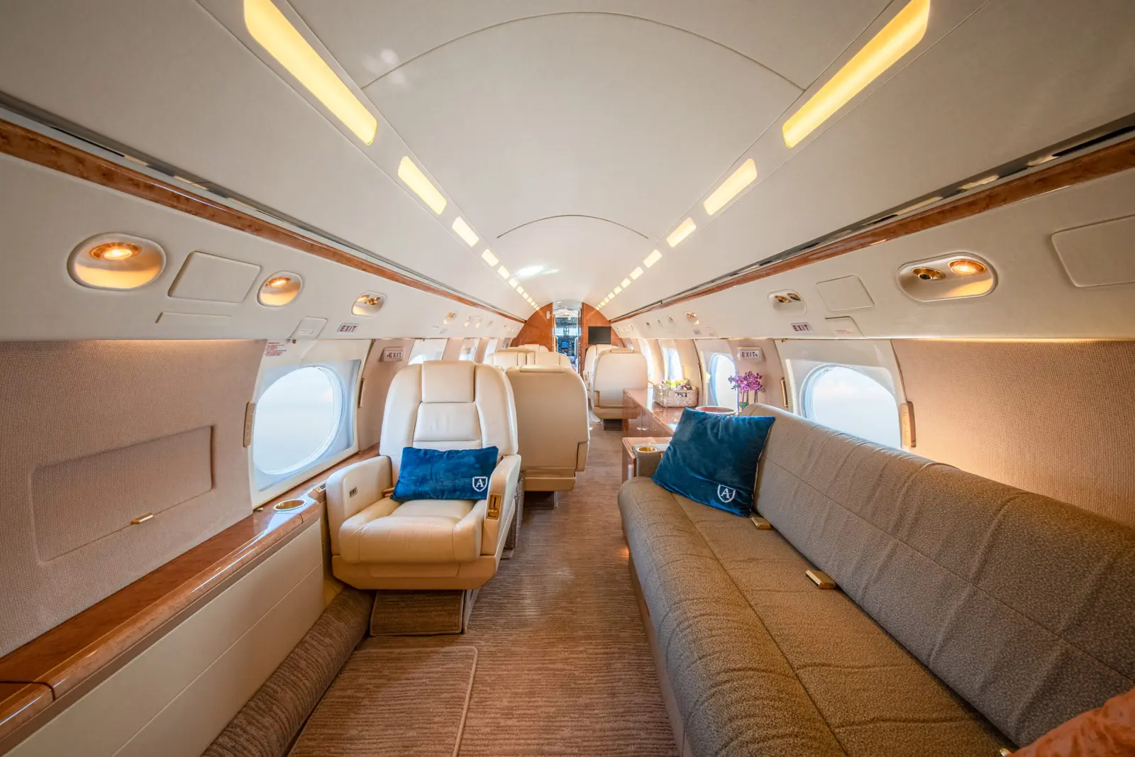 Gulfstream IV-SP N707WE operated by Fly Alliance photo 3
