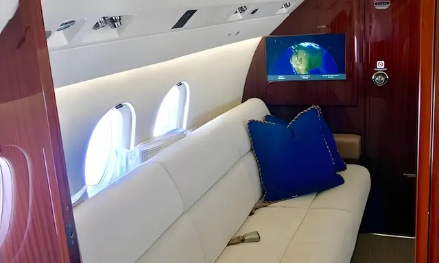 Dassault Falcon 900EX N70FK operated by Presidential Aviation photo 5