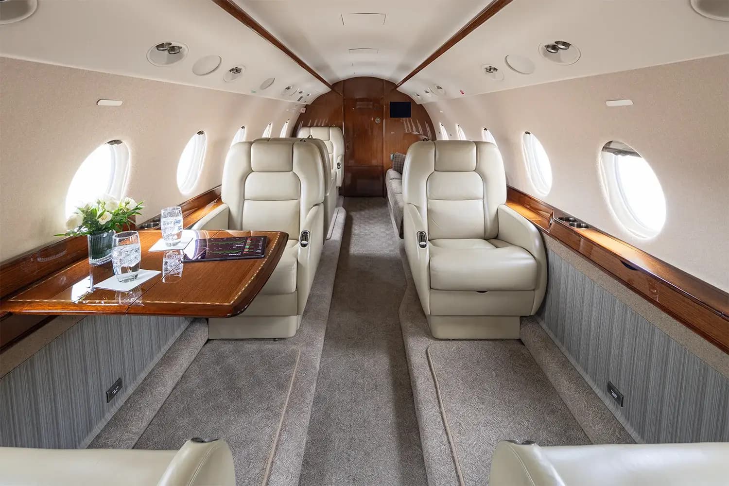 Gulfstream G200 N710TC operated by FLYTRU photo 3