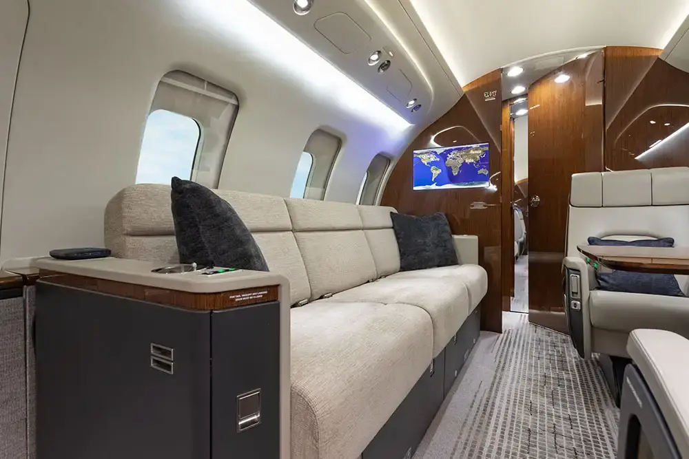 Bombardier Challenger 650 N711AE operated by Solairus Aviation photo 6