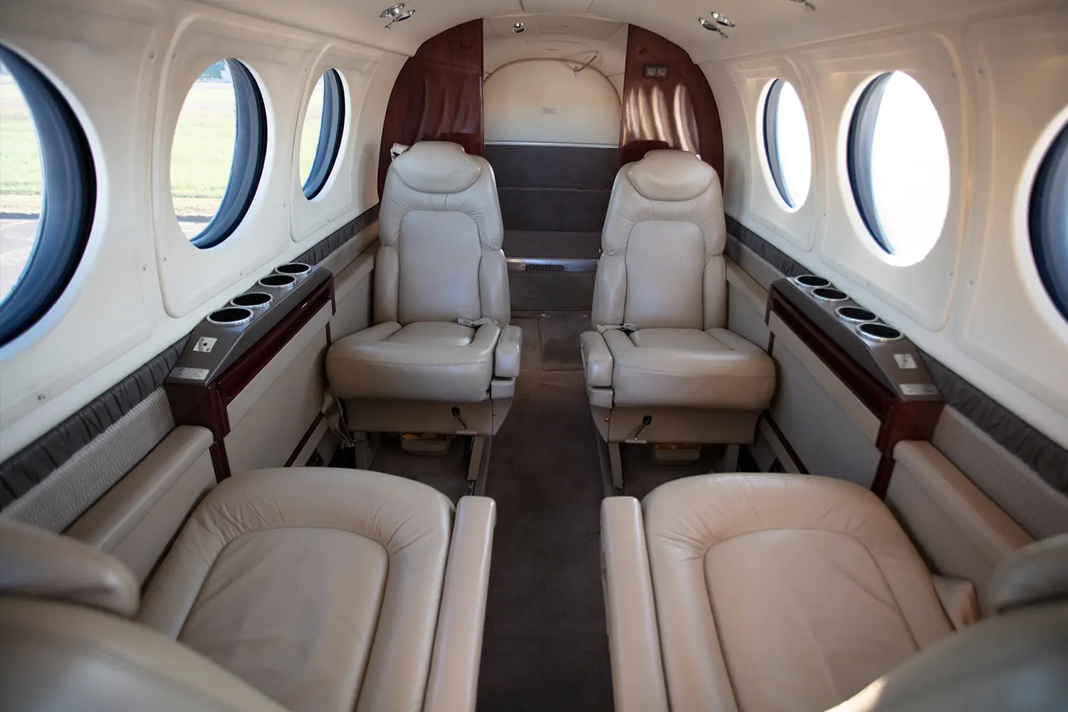 Beechcraft King Air B200 N712RH operated by BTR Air Charter photo 2