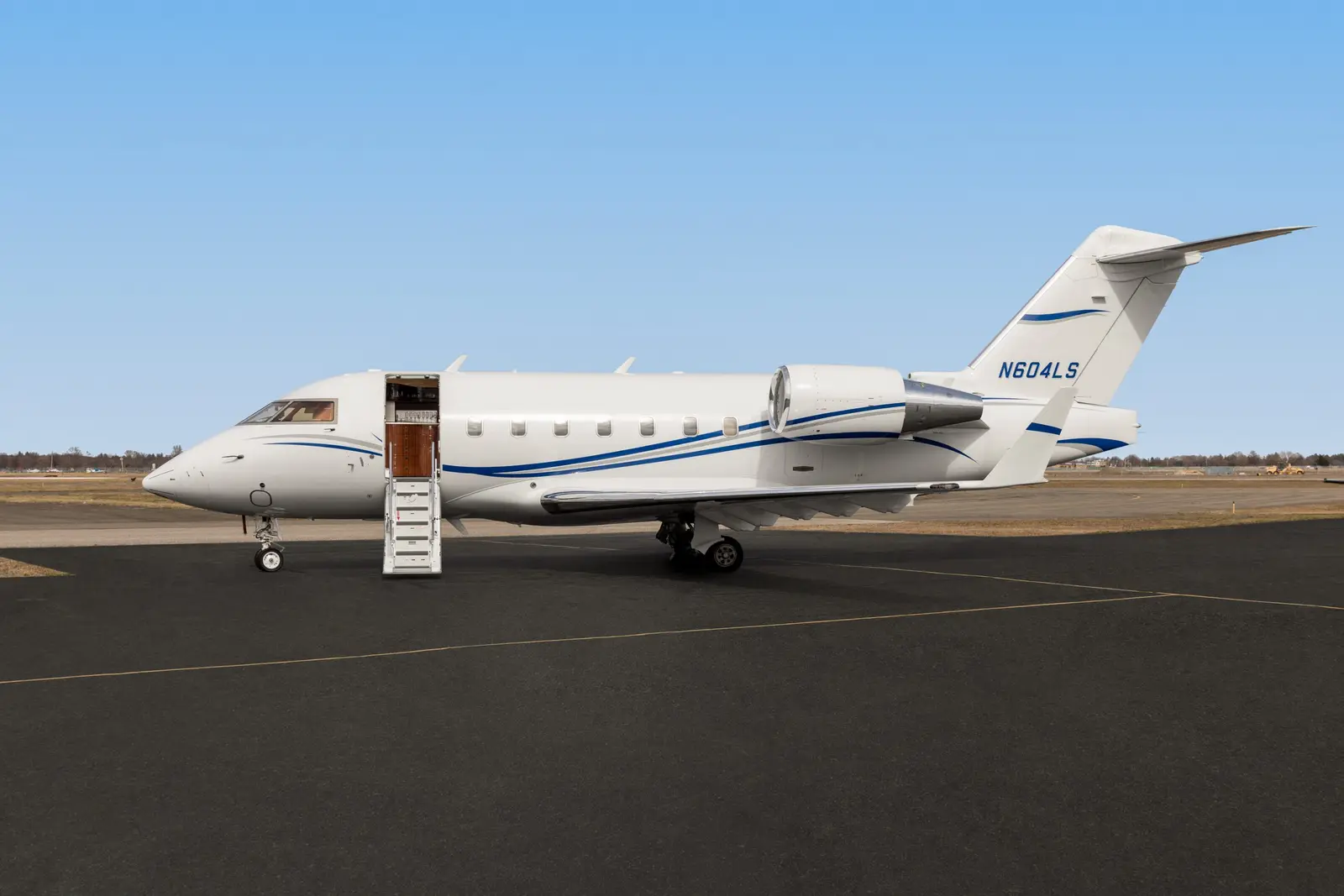 Bombardier Challenger 604 N716TM