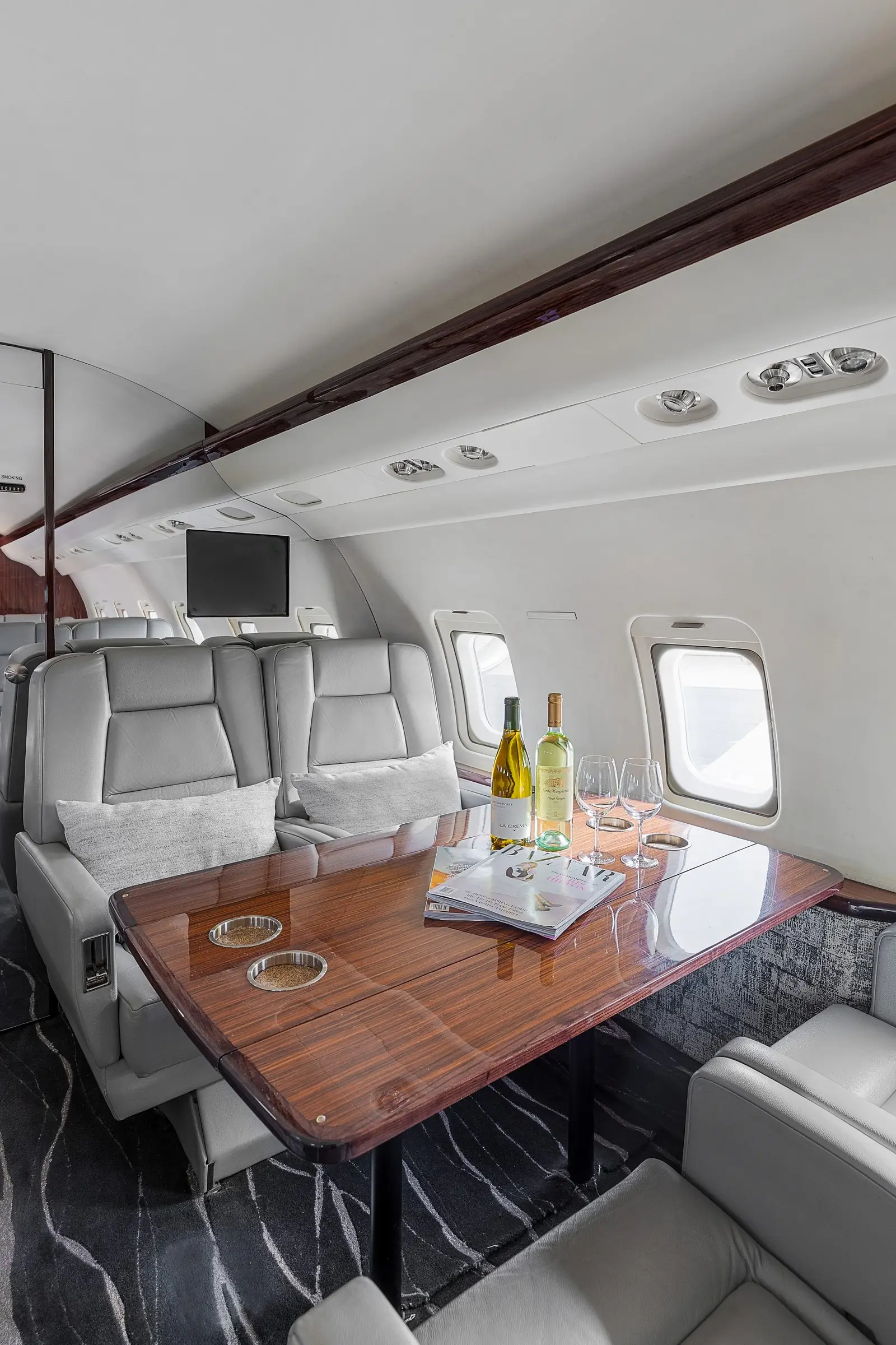 Bombardier Challenger 604 N716TM operated by Ventura Air Services photo 2