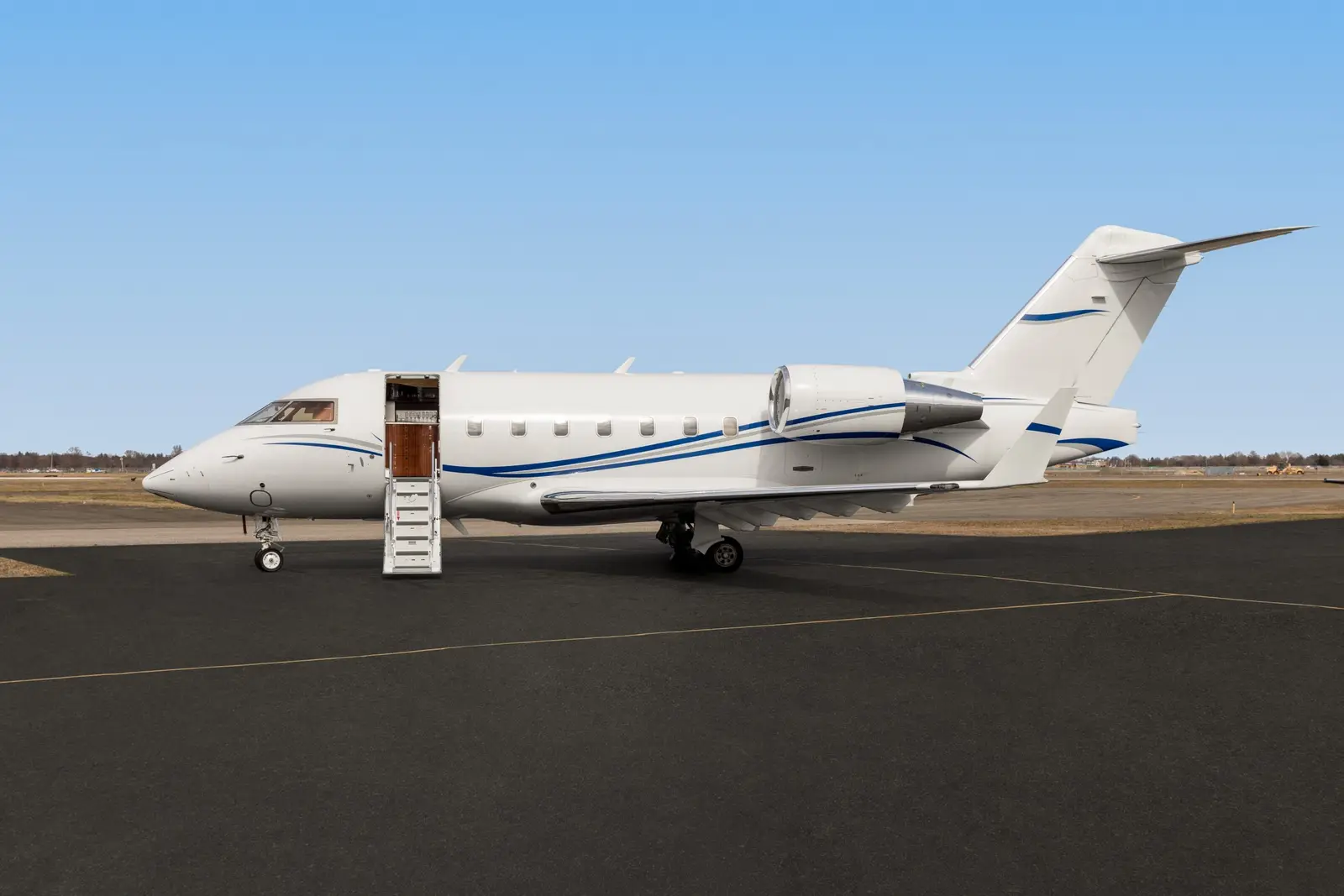 Bombardier Challenger 604 N716TM operated by Ventura Air Services photo 4