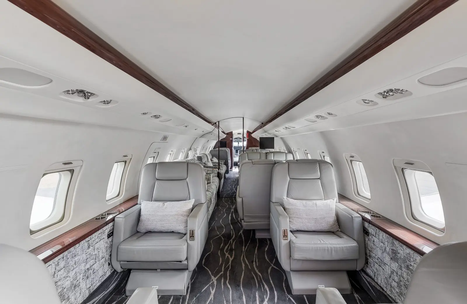 Bombardier Challenger 604 N716TM operated by Ventura Air Services photo 5