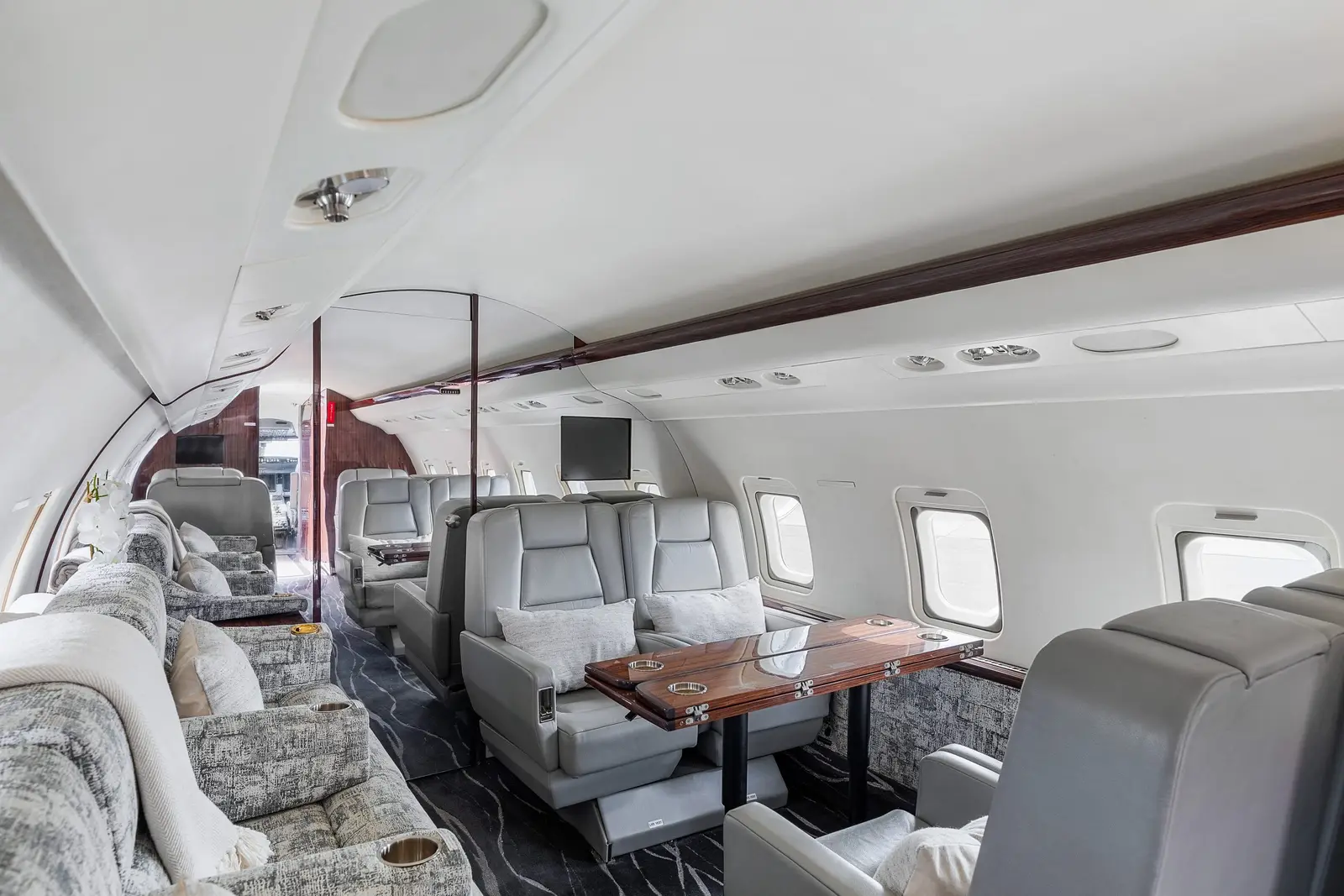 Bombardier Challenger 604 N716TM operated by Ventura Air Services photo 6