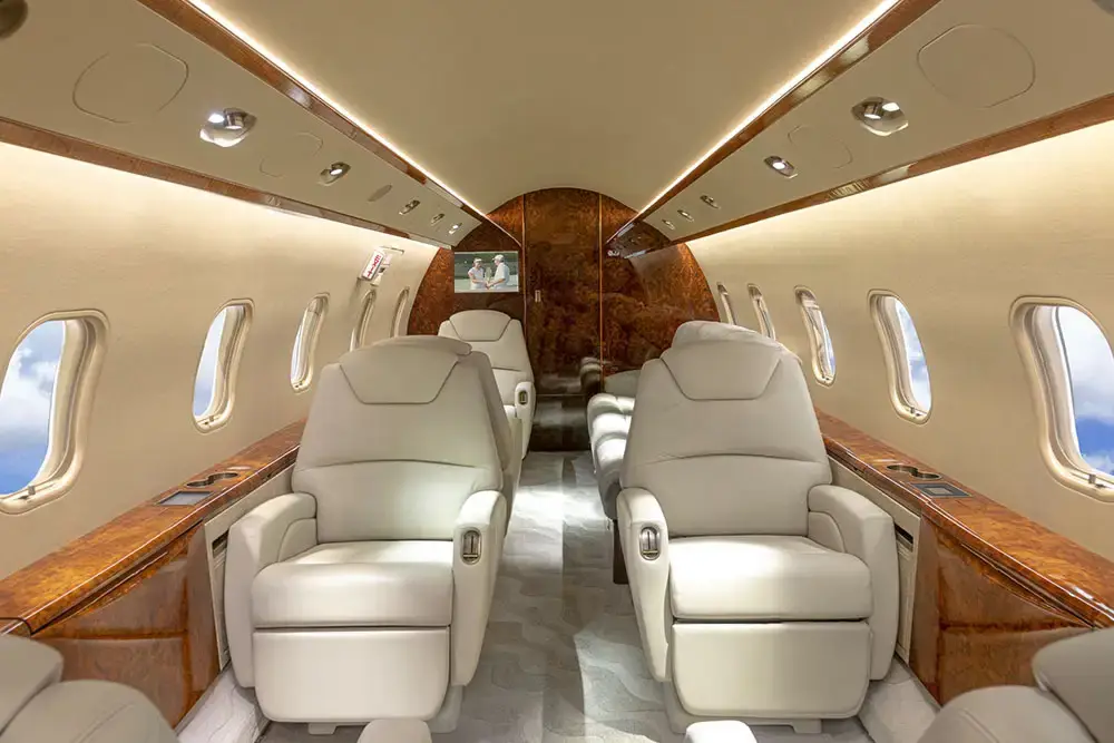 Bombardier Challenger 300 N717JJ operated by Solairus Aviation photo 2