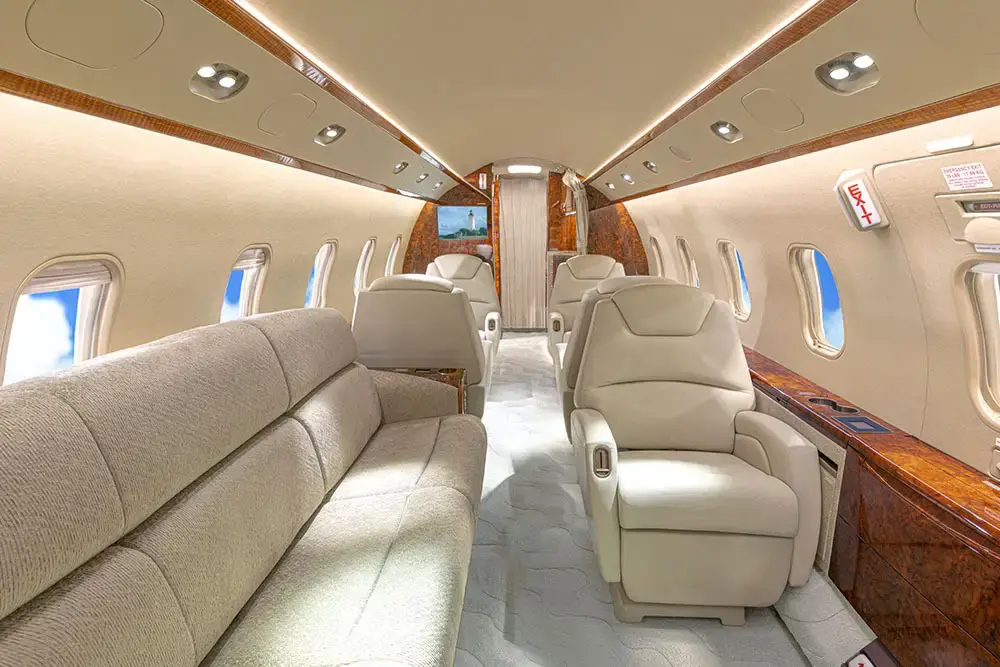Bombardier Challenger 300 N717JJ operated by Solairus Aviation photo 4