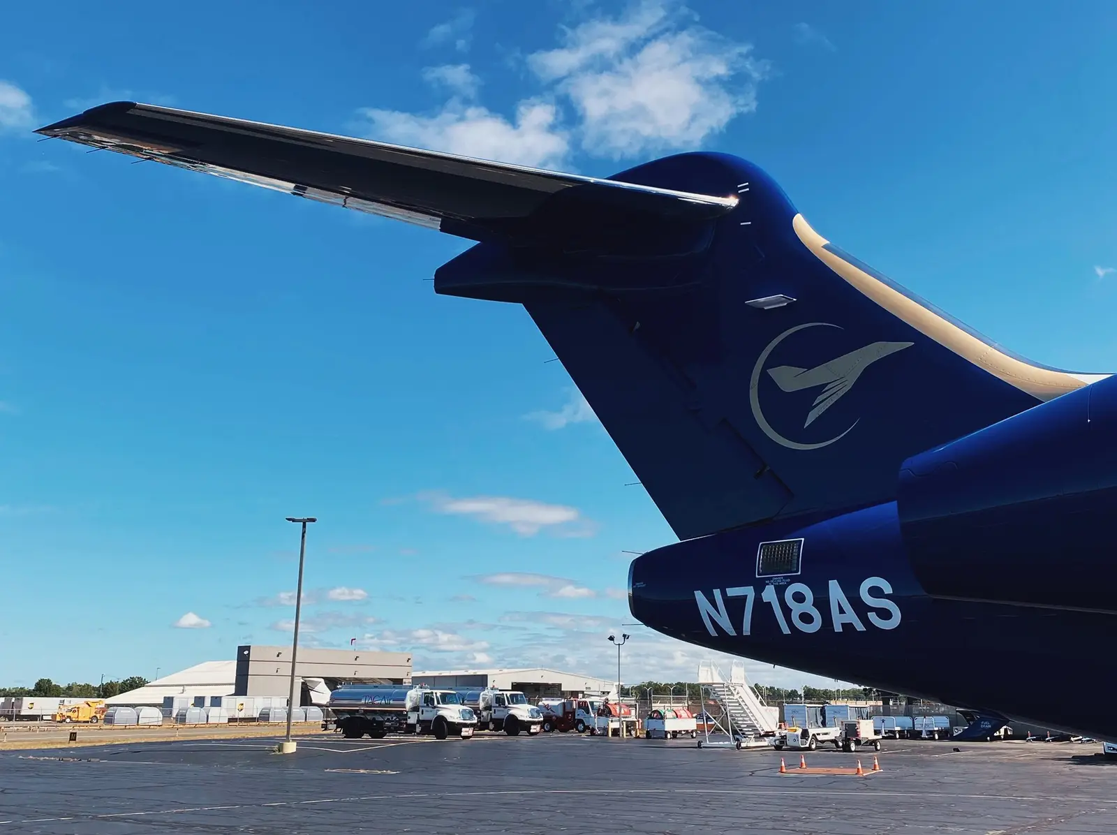 Bombardier Challenger 350 N718AS operated by Airshare photo 2