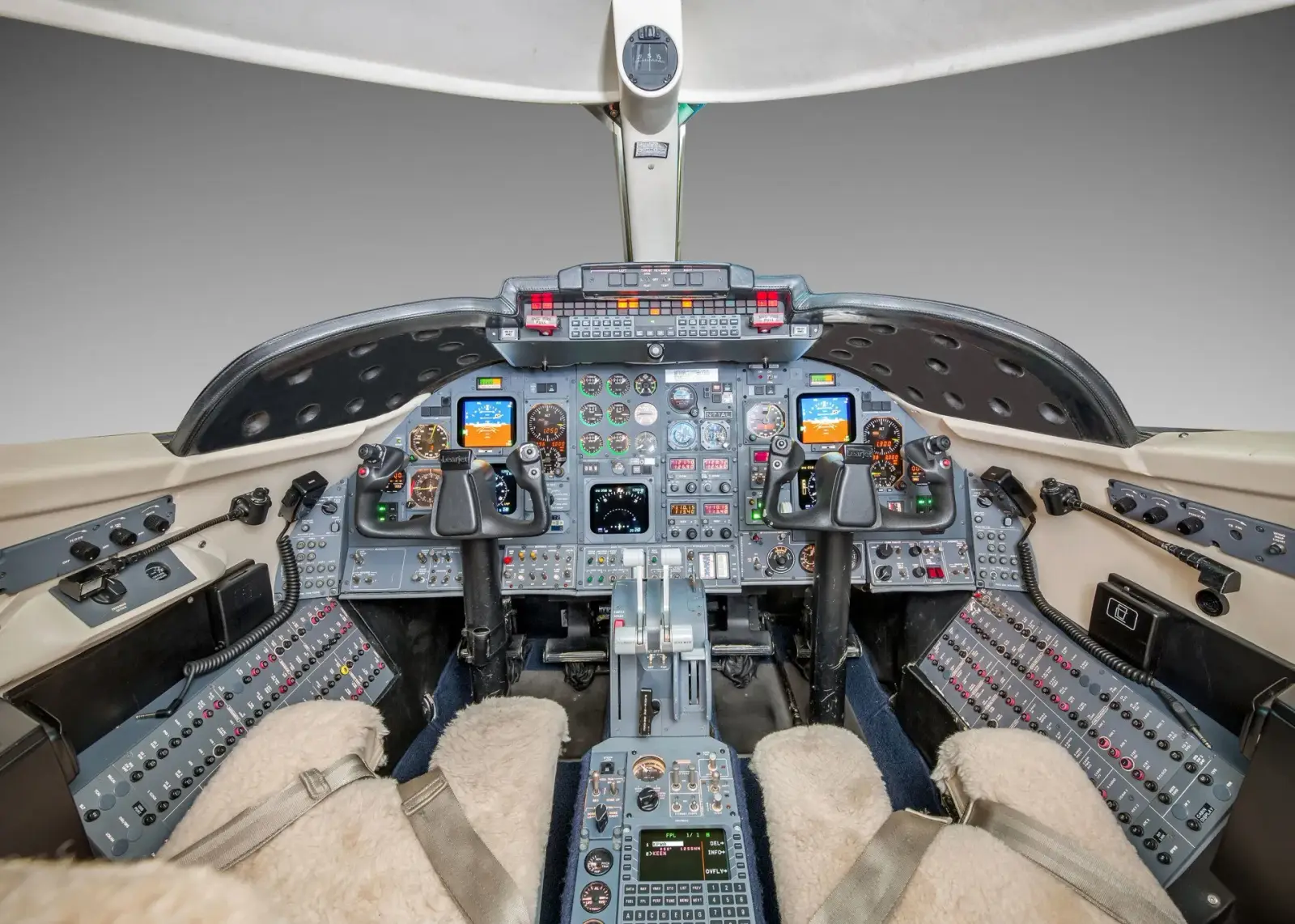 Bombardier Learjet 31A N71AL operated by T.K. Aero photo 5