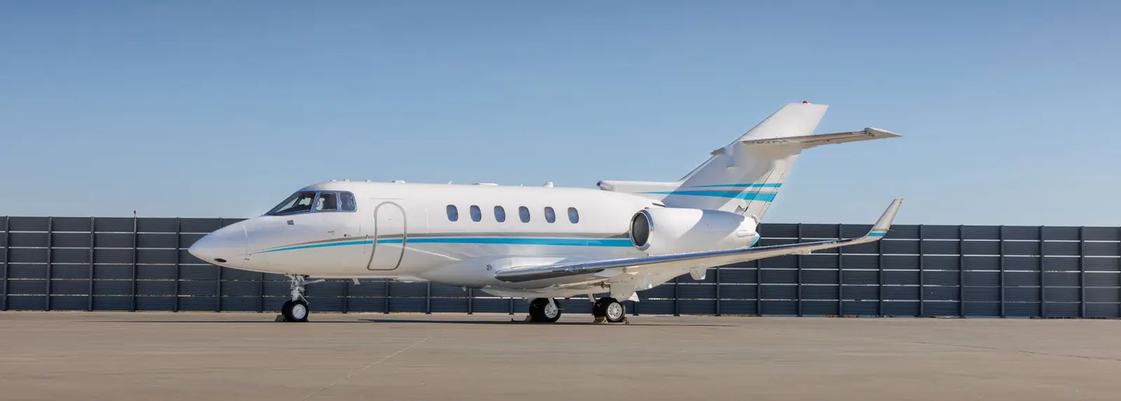 Beechcraft Hawker 850XP N720TM operated by Worldwide Jet Charter, Inc. photo 4