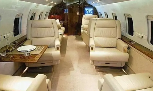 Bombardier Challenger 601-3A N721G operated by Rennia Aviation, LLC, KGNV photo 2